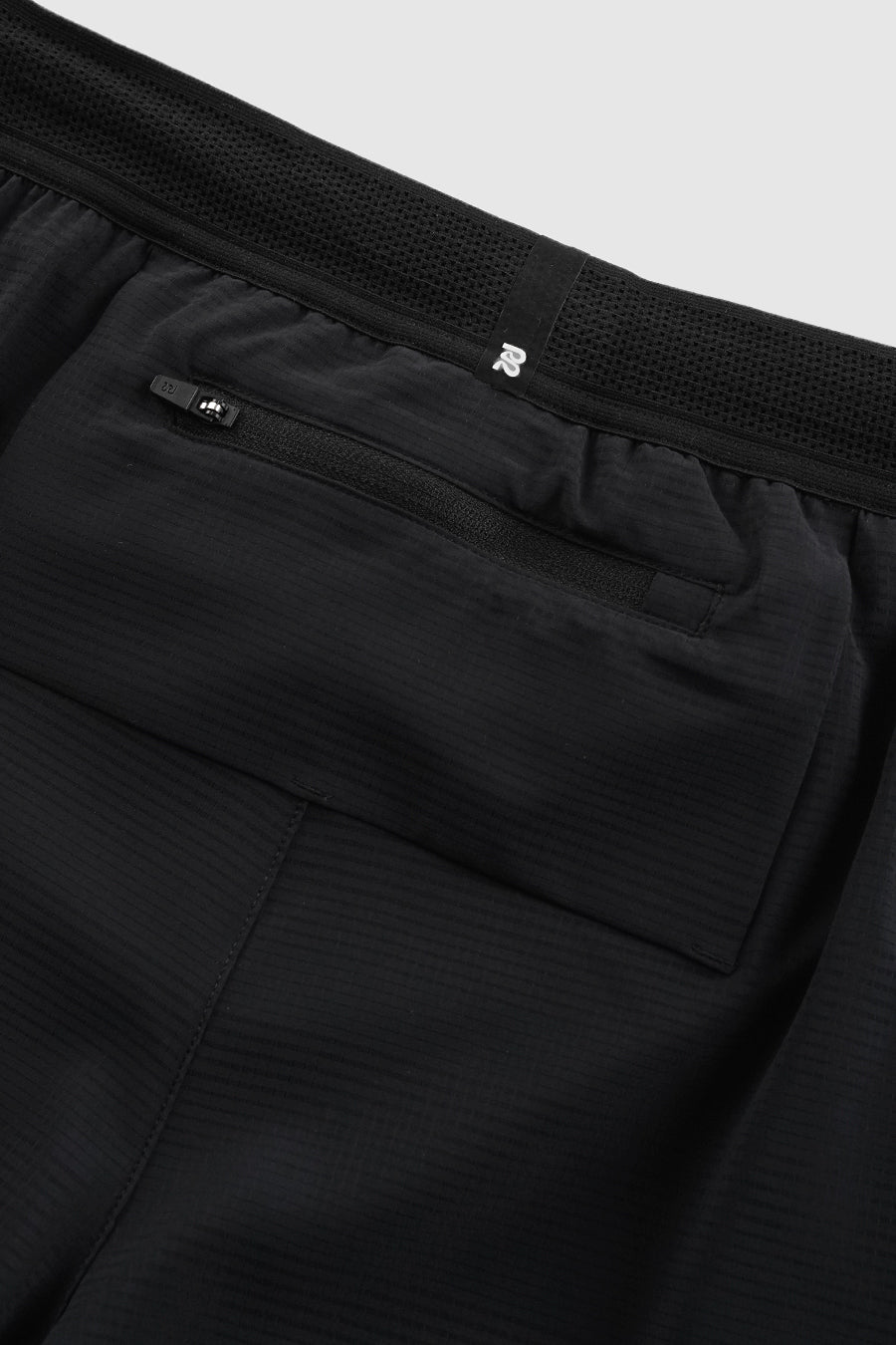 BLACK COOLGRID™ 2-IN-1 RUN SHORT